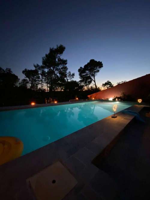 Terrasse devant la piscine