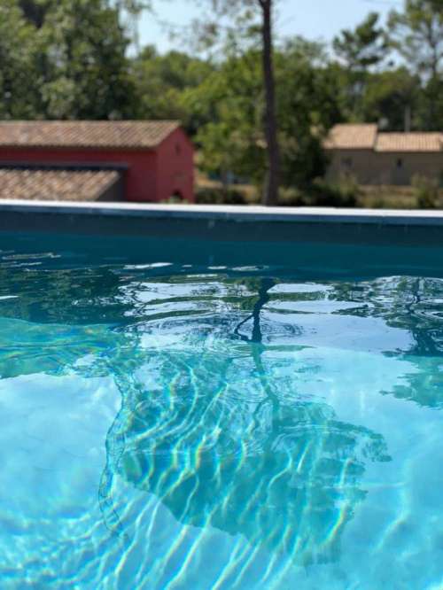 Terrasse devant la piscine