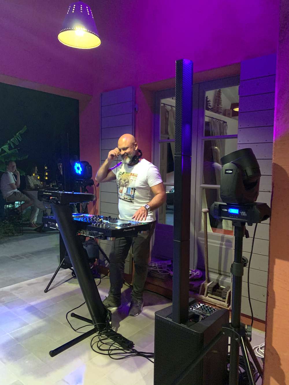 Terrasse couverte | piste de danse et DJ